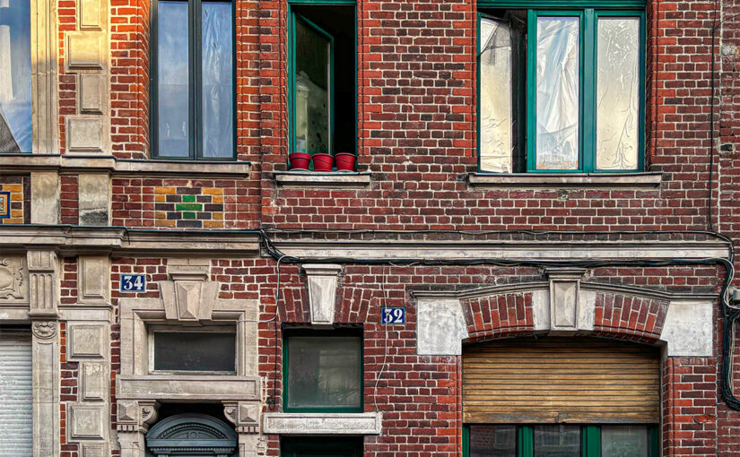 Brick façade of two houses side by side in the Trichon district